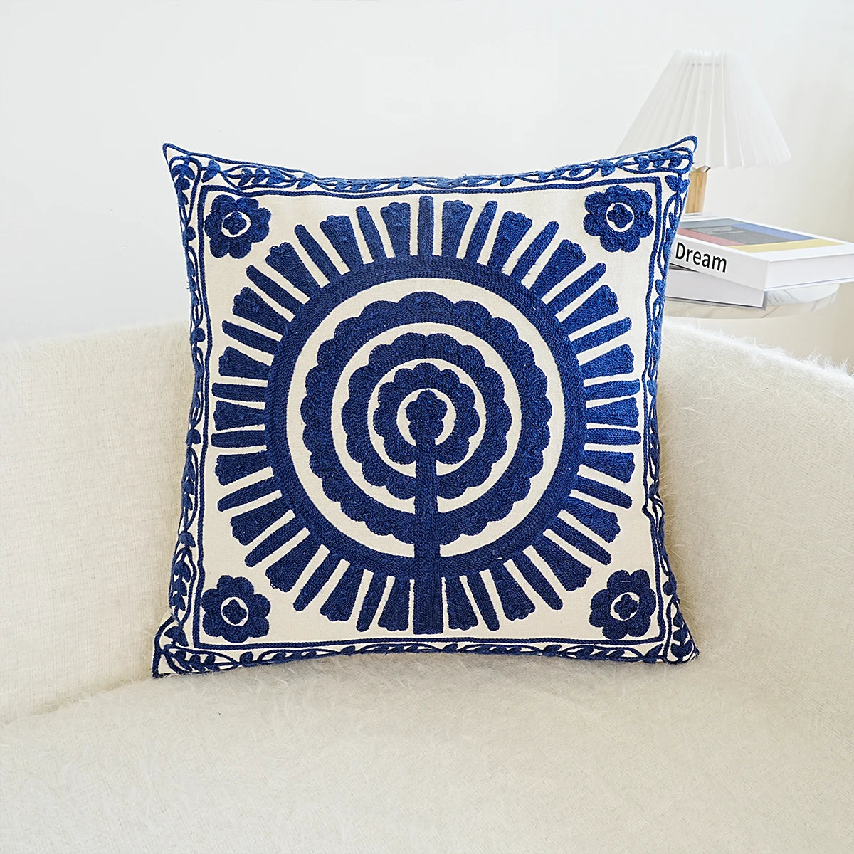 taie d'oreiller brodée motif fleur circulaire blanc bleu décorative traditionnelle maison voiture