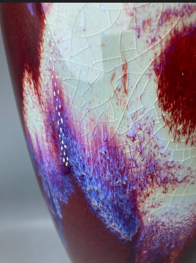 Une surface texturée aux couleurs vives de violet, de bleu et de rouge, créant un motif abstrait et hypnotique.