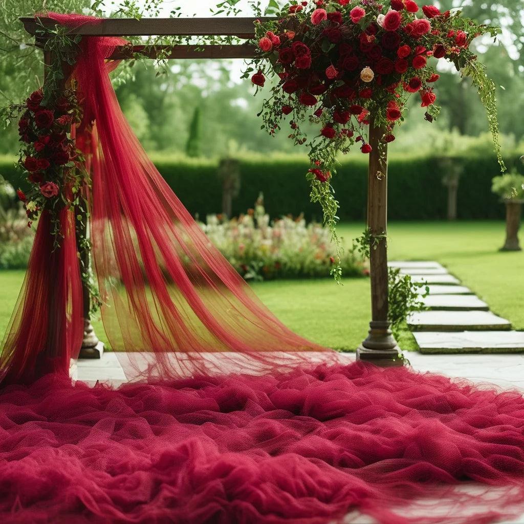 arche decorative mariage tulle bordeaux roses fleurs tissu voile romantique luxueux theatrale