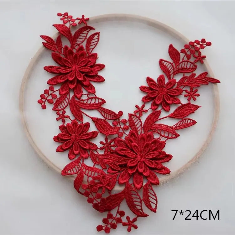 broderie dentelle fleurs feuilles rouge bleu clair rose pâle blanc cassé noir détails fins