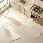 Cette image montre une cuisine moderne avec des éléments de design vintage, notamment un tapis beige à motifs abstraits et un équipement électrique sur le plan de travail.