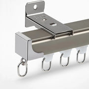 rideau rail coulissant muet moderne argenté blanc supports muraux curseurs anneaux minimaliste