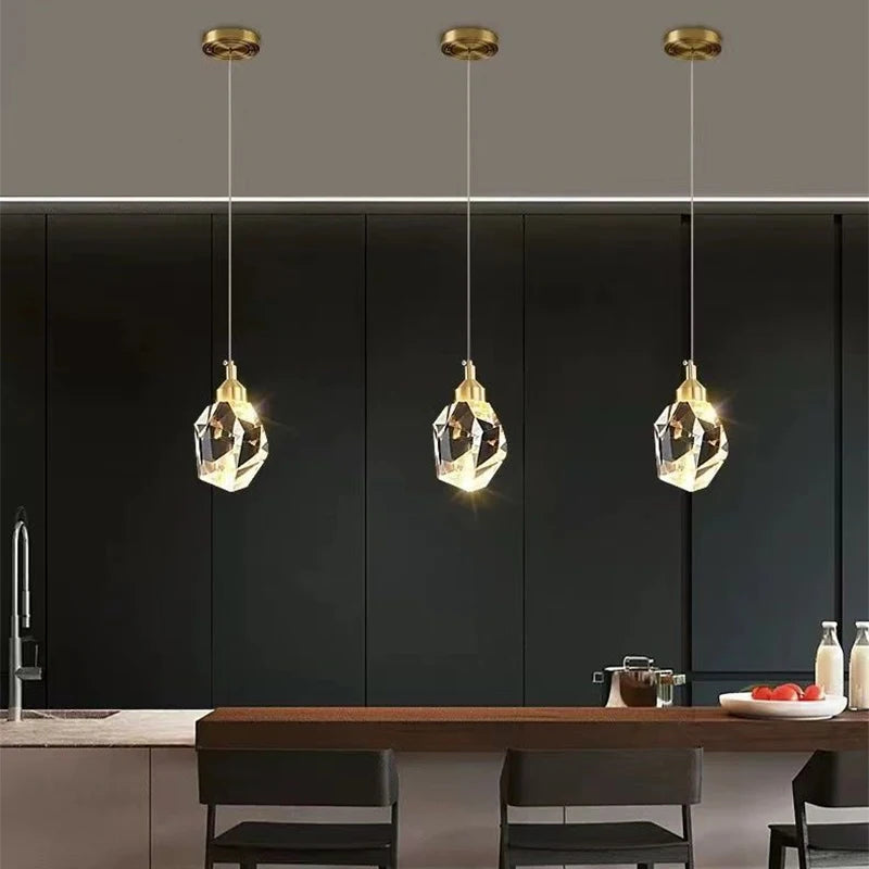 lampe suspendue or transparent cristal facettes géométriques moderne élégante tringles câbles