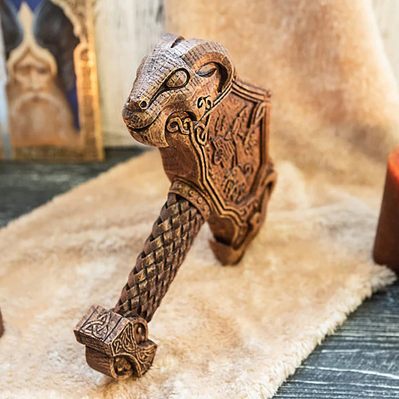ornement viking marteau mjolnir sculpture celtique decoratif nordique brun foncé motifs animaux char