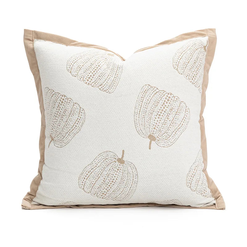 Coussin orné de motifs de cucurbitacées en relief, dans des tons beiges et crèmes, créant une ambiance naturelle et douce.