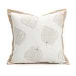 Coussin orné de motifs de cucurbitacées en relief, dans des tons beiges et crèmes, créant une ambiance naturelle et douce.