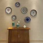 Assiette murale décorative sur support de bureau