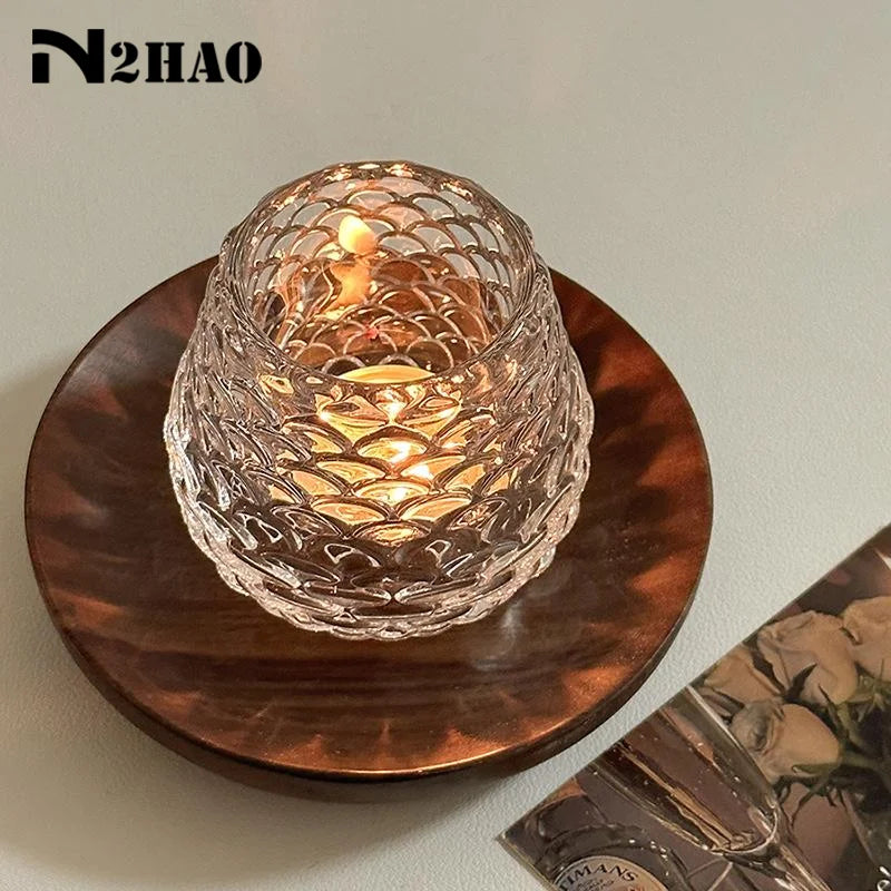 bougeoir verre transparent relief écailles classique ambiance chaleureuse décoration intérieure élégante soirée bougie
