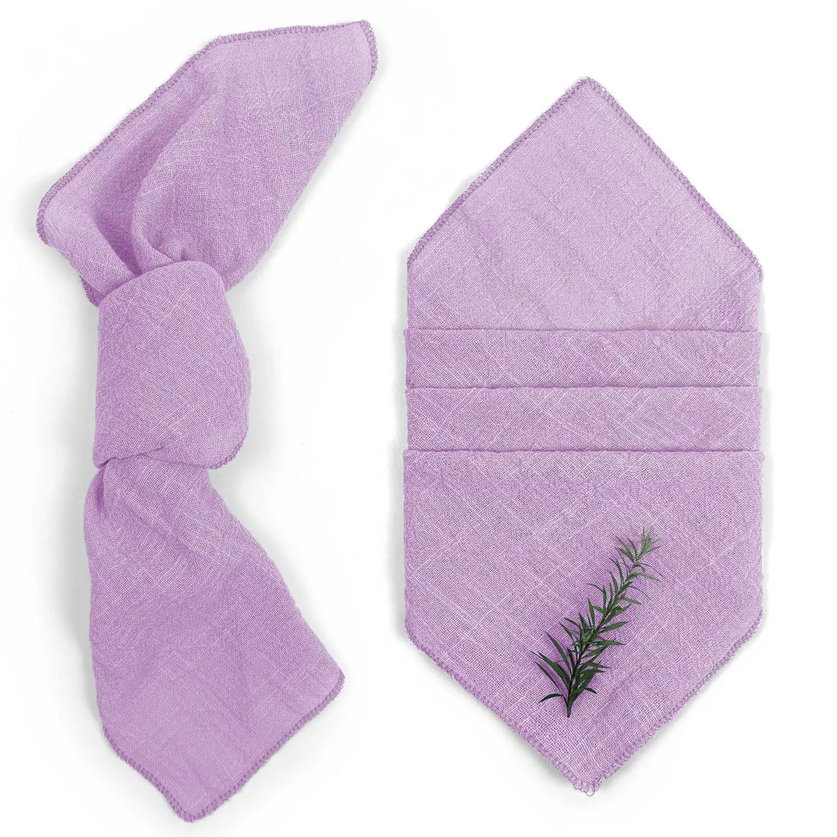 Deux serviettes de table violettes décorées de motifs de branche avec des feuilles vertes.