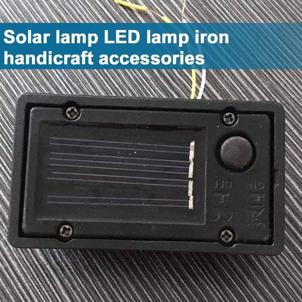 lanterne solaire led panneau texturé boîtier plastique noir ampoule orangée industriel fixations visiblesextérieur