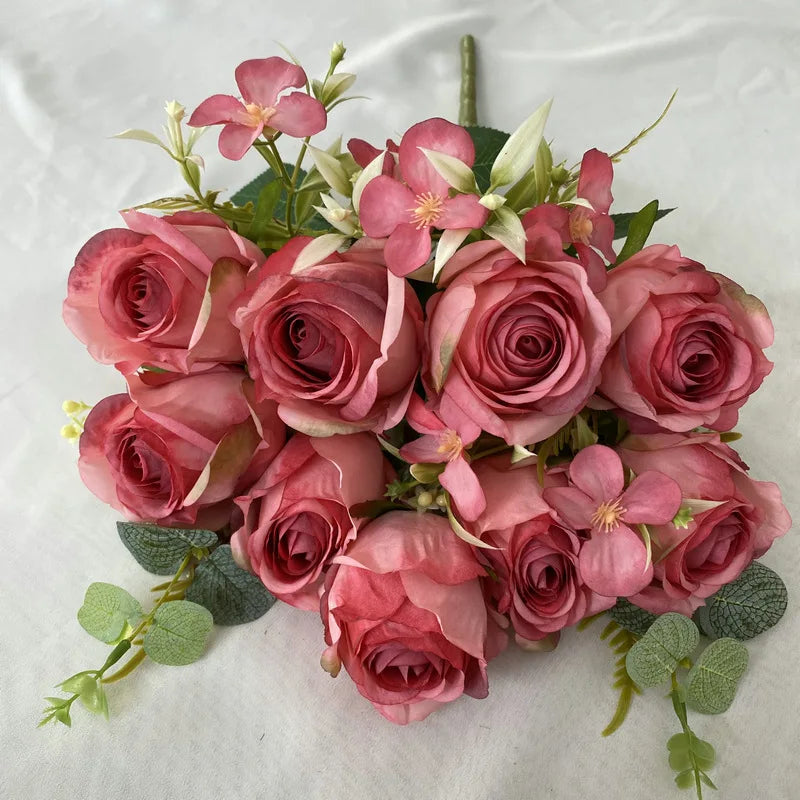 décoration maison bouquet roses artificielles couleurs variées feuilles vertes élégantes anniversaire événement