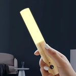 lampe poche rechargeable adhésive moderne bois marron foncé blanc texture naturelle interrupteur port charge