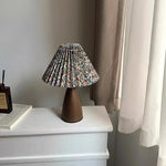 lampe table moderne abat jour plissé tissu brun base bois foncée éclairage chambre coucher