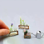vases verre transparents fleurs artificielles étagères bois décor miniatures maison poupée éléments rustiques
