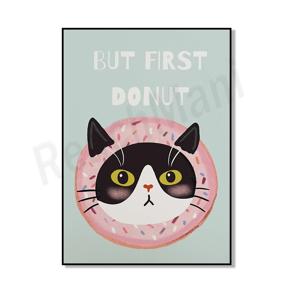 Une image amusante montrant un chat noir et blanc avec de gros yeux sur un beignet rose, avec le texte « But first donut » écrit au-dessus.