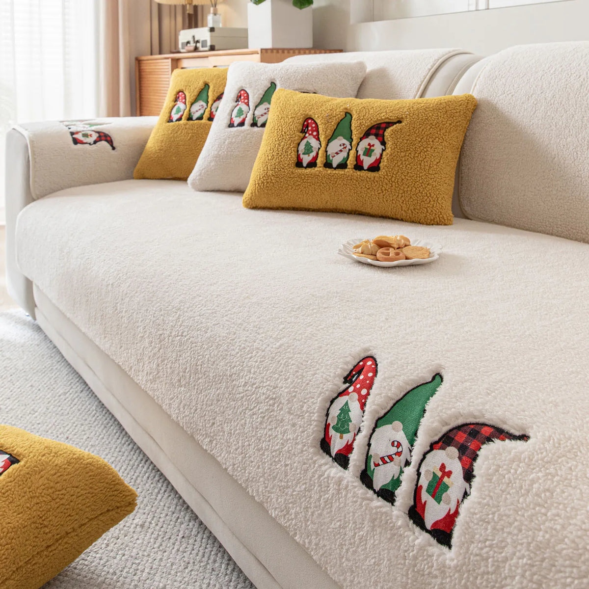 Le salon est décoré avec des coussins moelleux ornés de motifs de lutins de Noël, offrant une atmosphère festive et chaleureuse.