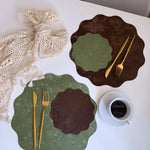 serviettes table moderne gris vert marron beige rose texture grunge élégant assiettes fourchettes tasses
