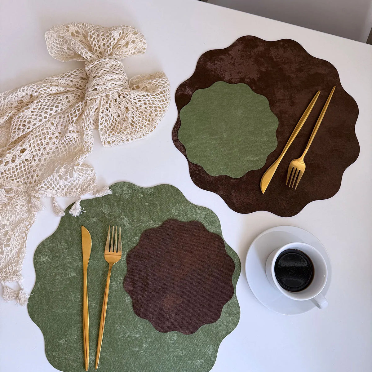 serviettes table moderne gris vert marron beige rose texture grunge élégant assiettes fourchettes tasses