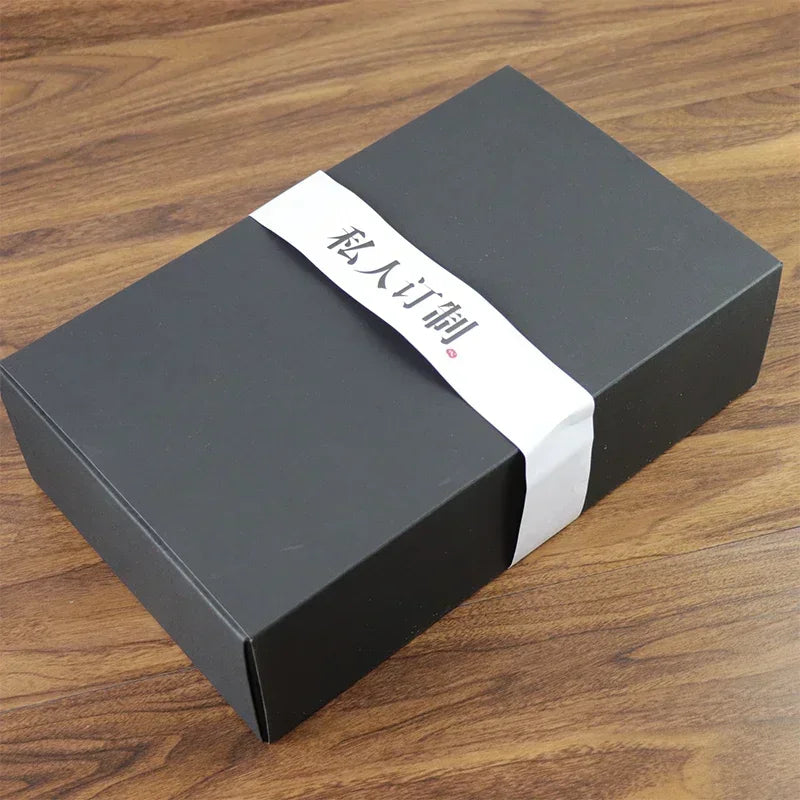 Boîte en carton noir utilisée comme emballage cadeau