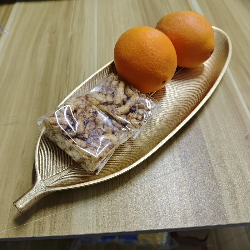 assiette moderne imprimée feuille dorée plateforme bijoux accessoire décoration maison élégante texture naturelle opacité