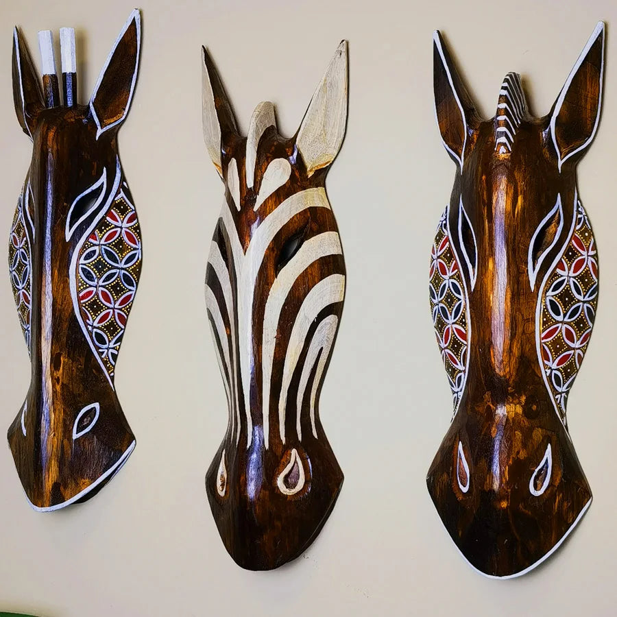 masque bois artisanal ethnique motifs géométriques couteaux inclusion decoration murale