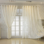 Rideaux élégants pour salon avec motif floral, idéal pour ajouter une touche sophistiquée à votre intérieur. Design raffiné et lumineux, parfait pour laisser passer la lumière tout en préservant l'intimité. Solution décorative chic pour fenêtres de grandes dimensions dans un style classique.