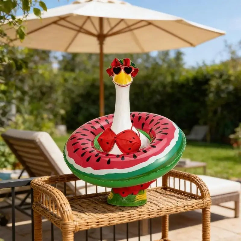 décoration extérieure piscine bouée pastèque rouge vert lunettes cœur bikini