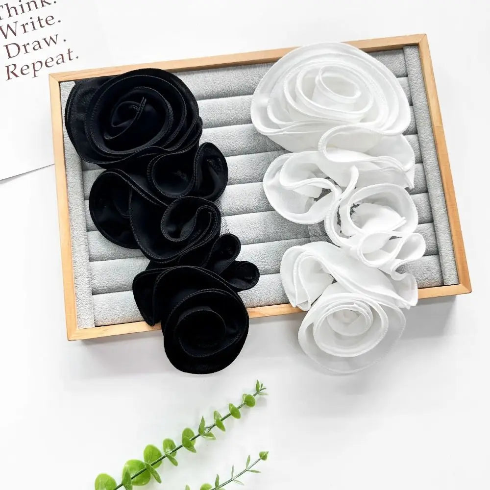fleurs artificielles roses tissu plissé moderne élégant blanc noir rouge decoration