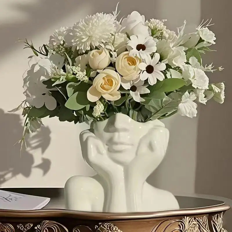 vase contemporain blanc visage stylisé mains fleurs artificielles décoration intérieure unique salon chic