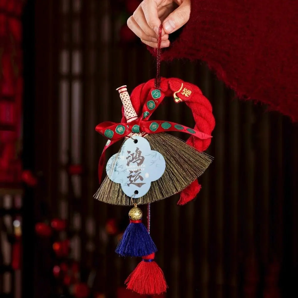 décoration traditionnelle broderie rubans pompons rouge doré vert cloche festive