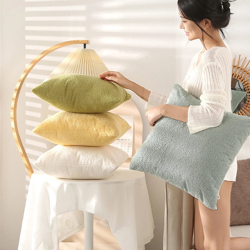 coussin peluche vert jaune rose gris clair texture bouclée moderne 60x60cm fixations