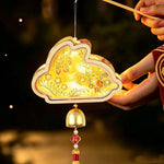 lampe suspendue artisanale or blanc rouge ornements floraux motifs géométriques cloche pompon anniversaire noël