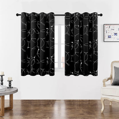 Gros plan sur la finition haute d’un rideau noir à motifs géométriques blancs avec œillets.