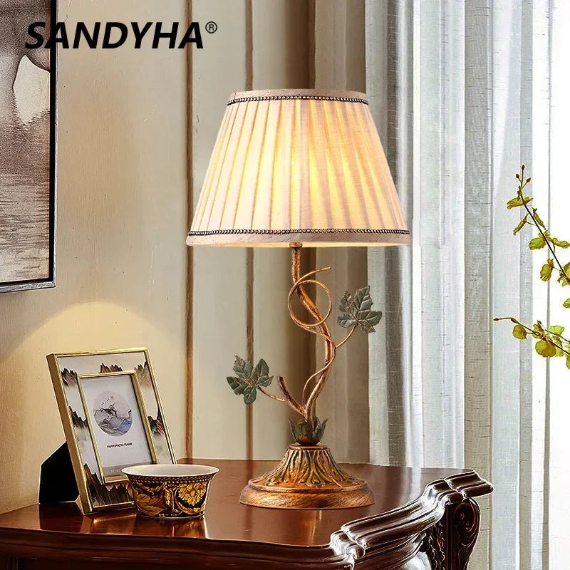 lampe table classique abat jour rayé beige ornement métal doré feuilles vertes interrupteur câble