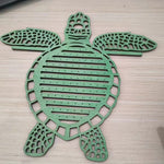 porte bijoux tortue verte bois clair ajouré motifs horizontaux naturel marin suspendu