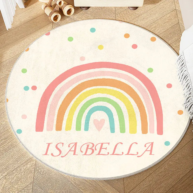 Un tapis rond et coloré décoré d'un arc-en-ciel lumineux avec le prénom "Isabella" au centre, créant une ambiance chaleureuse et ludique.