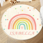 Un tapis rond et coloré décoré d'un arc-en-ciel lumineux avec le prénom "Isabella" au centre, créant une ambiance chaleureuse et ludique.