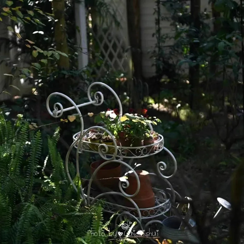 support mobile fleurs étagère métal vintage deux niveaux roues blanc gris bleuté Pods différentes