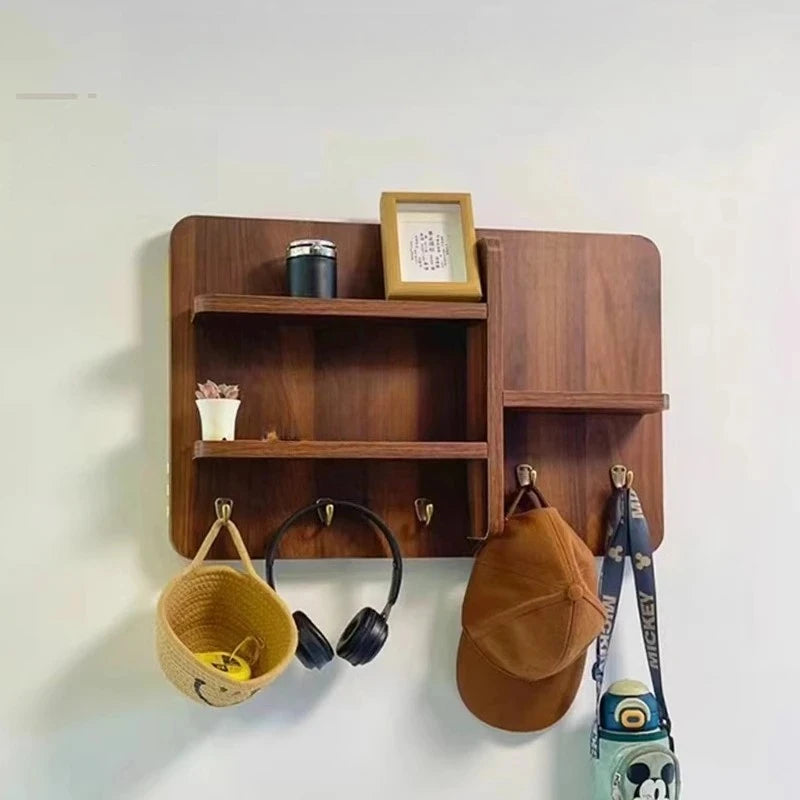 meuble mural étagères crochet marron panier osier écouteurs chapeau sacochette mickey ours peluche bracelet