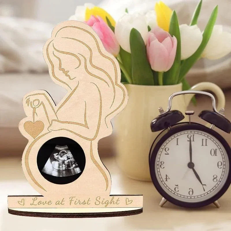 Cadre photo bois naturel silhouette femme bébé motif cœur minimaliste ornement échographie