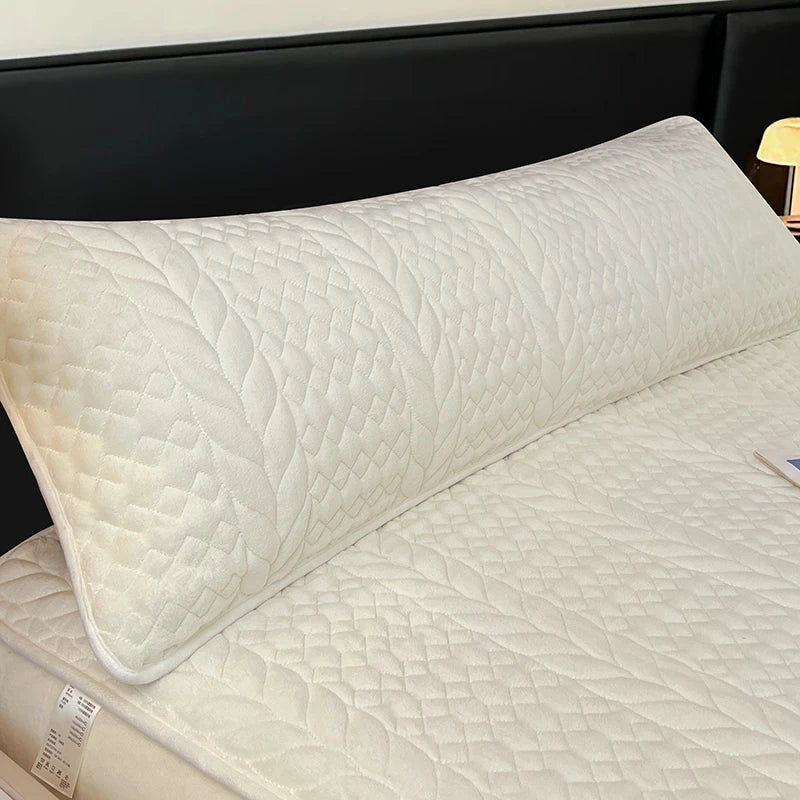 coussin long rectangulaire blanc gris bleu rose violet motif géométrique moderne lit chambre