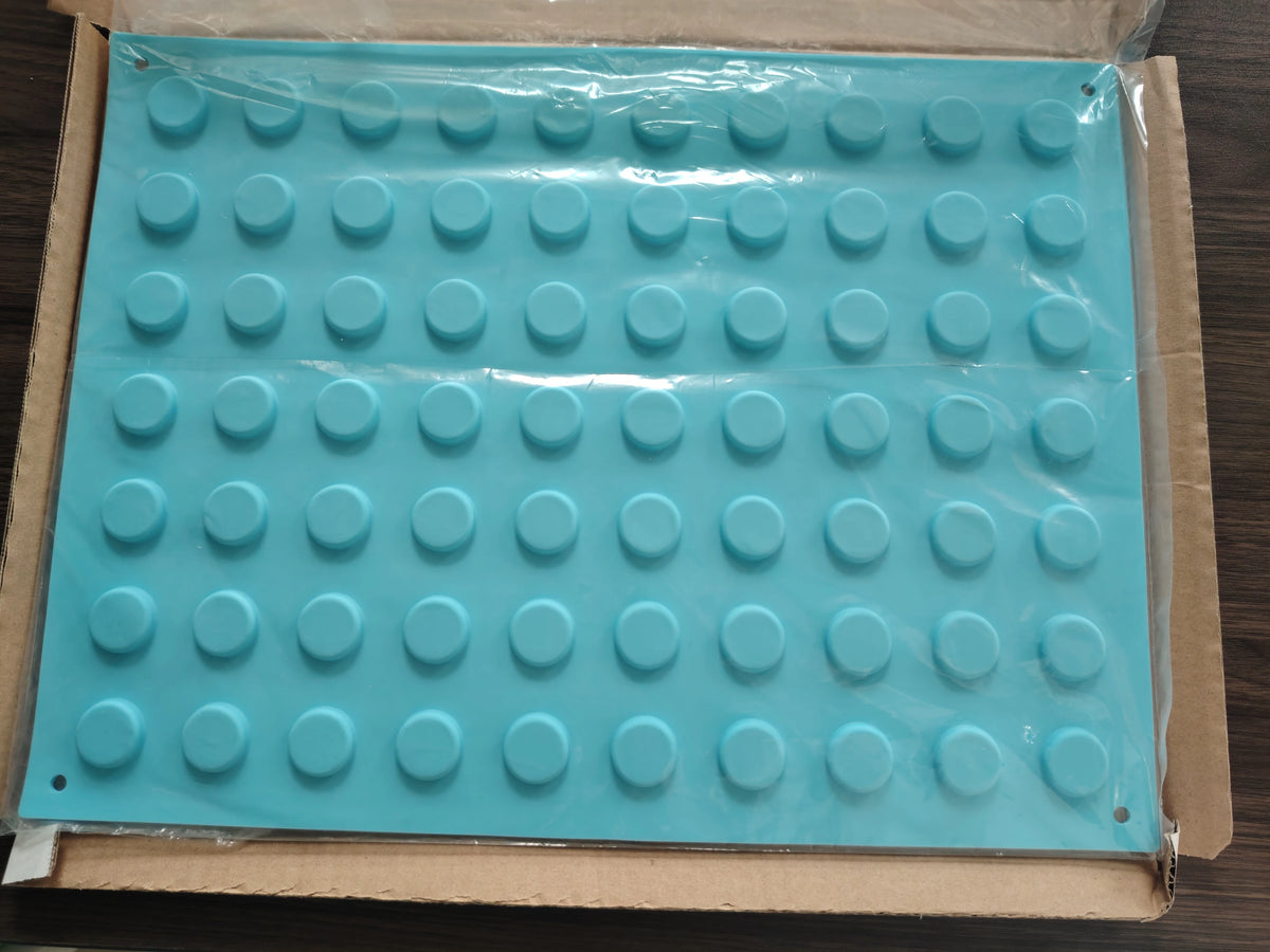 tapis protection silicone bleu violet rondeurs modernes scies chirurgicales opaques élastique sécurité