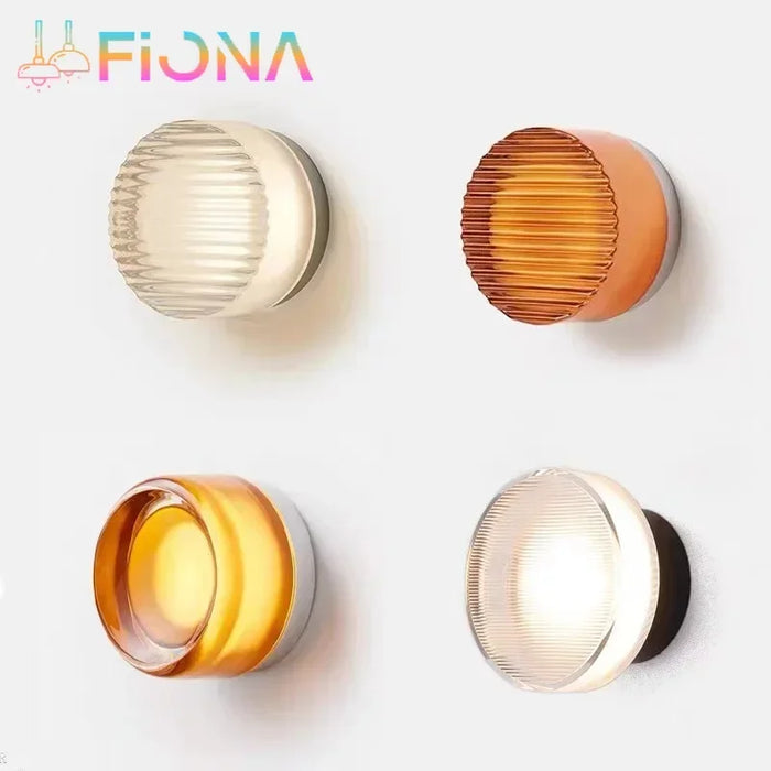 Applique murale LED ronde moderne en acrylique blanche allumée dans un salon