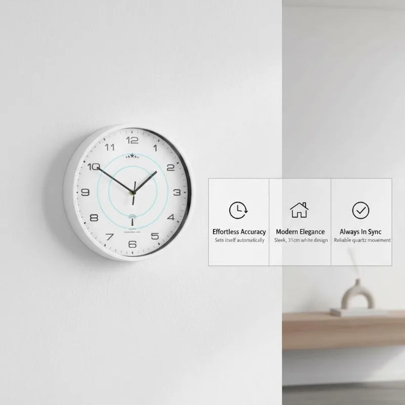 Horloge murale radio pilotée accrochée au mur