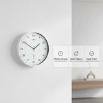 Horloge murale radio pilotée accrochée au mur