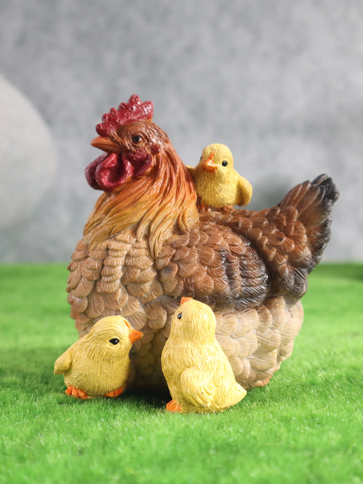 statues decoratives poule poussins plumes texturées marron jaune rouge rustique extérieur jardin