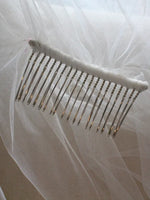 voile mariée blanc tulle deux couches bord coupé clips métalliques classique élégant femme