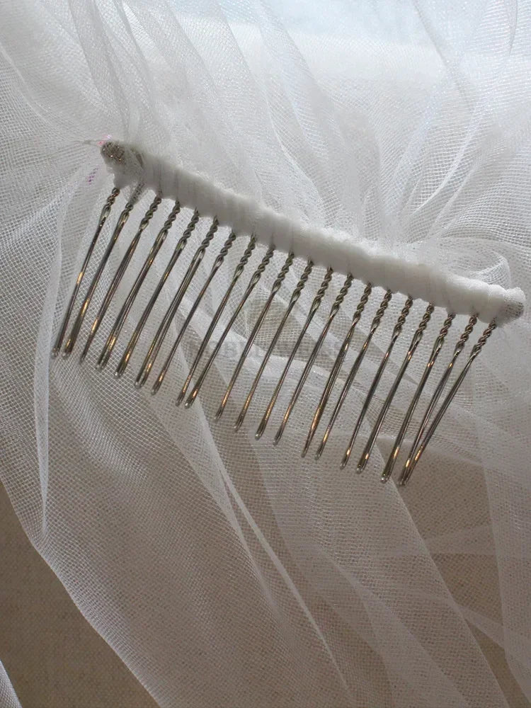 voile mariée blanc tulle deux couches bord coupé clips métalliques classique élégant femme