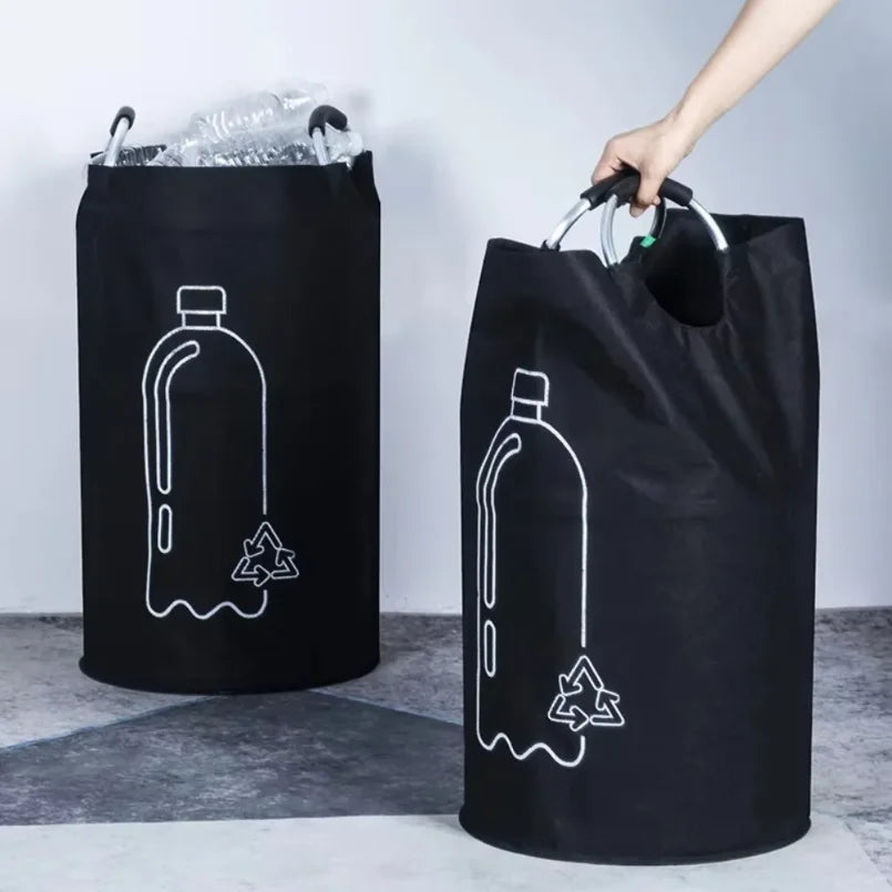 sac poubelle pliable multi usages tissu noir blanc symbolisation recyclage moderne minimaliste poignée métallique