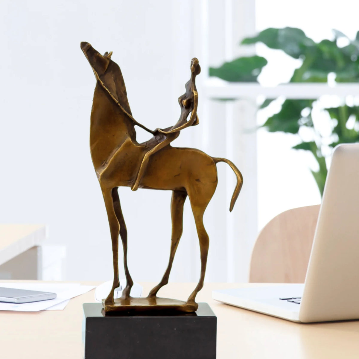sculpture abstraite femme cheval bronze moderne forme fluide base noire intérieur contemporain